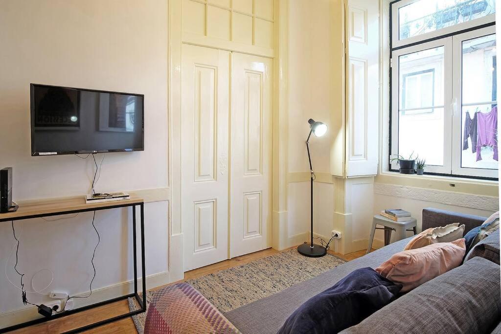Apartment Bh2 Charm In Bohemian Bairro Alto * 4bdr * Old Style